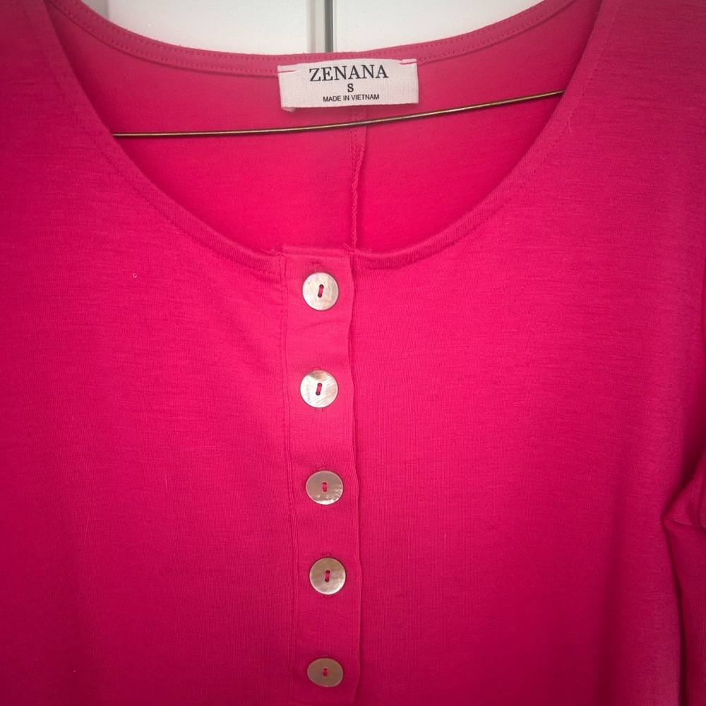 Zenana Short Sleeve Dolphin Hem Shell Button Top in Hot Pink Size Small NWOT - Picture 2 of 5
